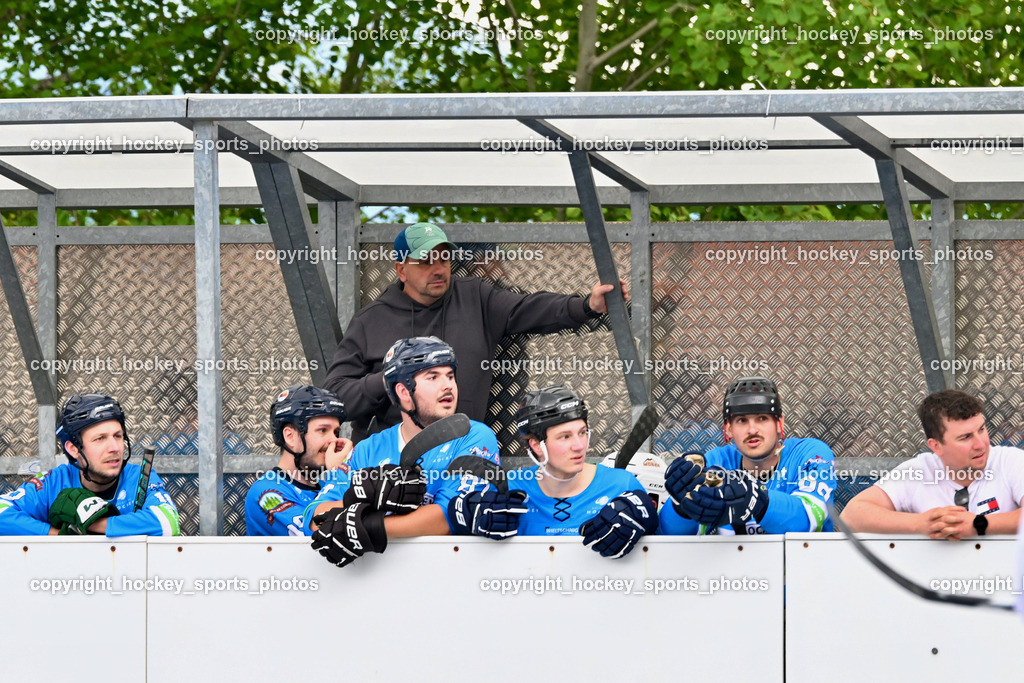 SV ASKÖ Ballhockey Villach vs. Ultras Spittal | Spielerbank ASKÖ Ballhockey Villach, Headcoach SV ASKÖ Ballhockey Peter Ahammer, SV ASKÖ Ballhockey Villach vs. Ultras Spittal, SV ASKÖ Ballhockey Villach vs. Ultras Spittal am 10.05.2026 in Villach (Alpen Arena ), Austria, (Photo by Bernd Stefan)