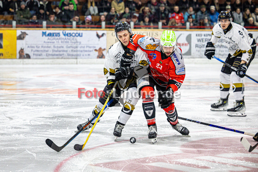 TSV Peißenberg MINERS gegen EHC Königsbrunn PINGUINE | Eishockey Bayernliga Herren Playoffs Viertelfinale 2024/25 - Spiel 2 von 7, TSV Peißenberg MINERS gegen EHC Königsbrunn PINGUINE, 20250209,Zweikampf zwischen Anton EGLE (EHC 77) und Dejan VOGL (MINERS 23),2025-02-09 in Peißenberg (Eisstadion Peißenberg)Anton EGLE (EHC 77), Dejan VOGL (MINERS 23)Copyright: WolfgangxLindner foto-lindner.de