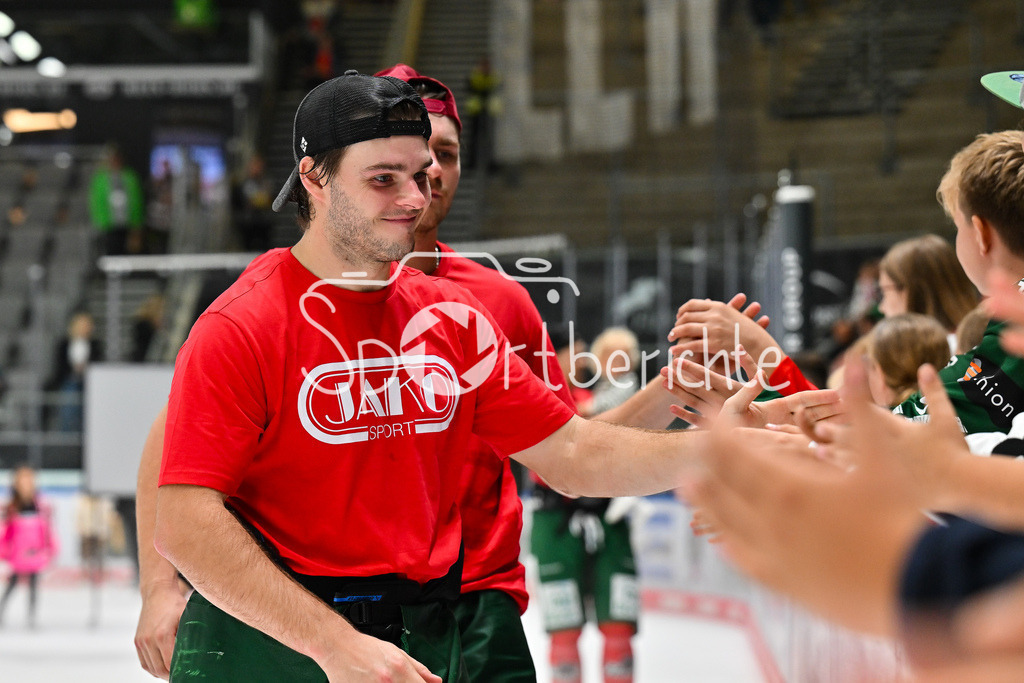 Augsburger Panther - Iserlohn Roosters | Die Augsburger Panther feiern zusammen mit ihren Fans den Heimsieg gegen Iserlohn / Penny DEL: Augsburger Panther - Iserlohn Roosters; Curt Frenzel Stadion am 21.09.2025 / im Bild D. J. BUSDEKER (Augsburger Panther #14)