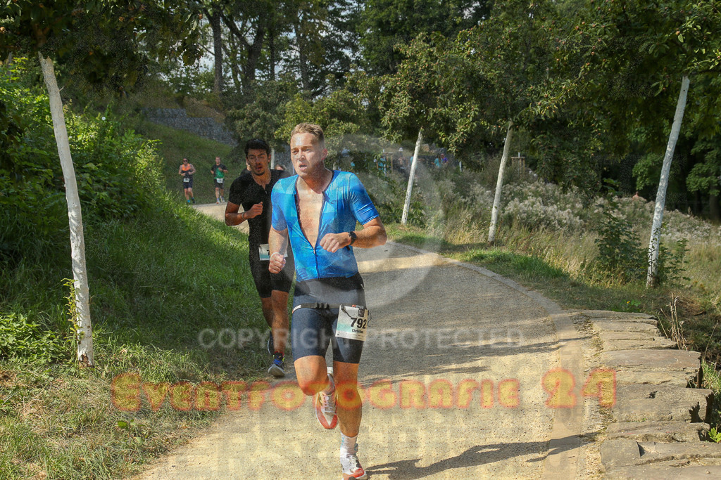 250824_1442_EX1_7198 | Sportfotografie im Rhein-Sieg Kreis, Köln, Bonn, NRW, Rheinland Pfalz, Hessen, etc. Unser Tätigkeitsfeld umfasst den Laufsport vom Volkslauf über den Marathon, Duathlon, Triathon bis zum Ultralauf wie Kölnpfad Ultra oder Schindertrail.