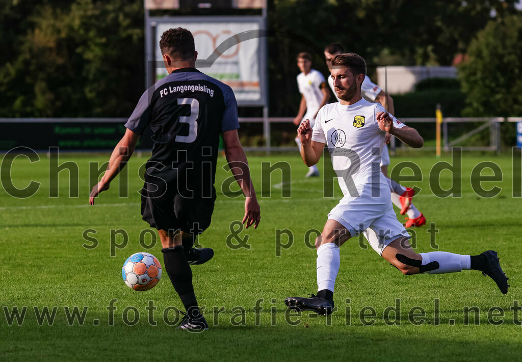 2023-08-08_045_FC_Moosinning_gegen_FC_Langengeisling | Moosinning, Deutschland, 08.08.2023:
Fußball, Bezirksliga Oberbayern Ost 2023 / 2024, 3. Spieltag, FC Moosinning gegen FC Langengeisling, Endergebnis: 0:4

Michael Faltlhauser (FC Langengeisling, #3), Maximilian Lechner (FC Moosinning, #11)

Foto: Christian Riedel / fotografie-riedel.net