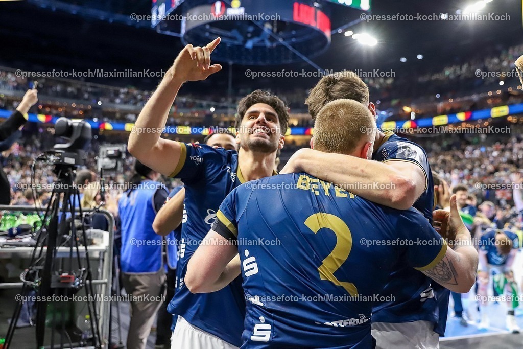 xSSCx18042602034 | 18.04.2026, xsscx, Handball, DHB-Pokal Lidl Final4, Halbfinale, Bergischer HC - SC Magdeburg, Saison 2025 / 2026 Herren, Lanxess Arena, Köln: Die Mannschaft des Bergischer HC feiert den Sieg über den SC Magdeburg  Photo: xSandraxScherningxPressefotoKochx