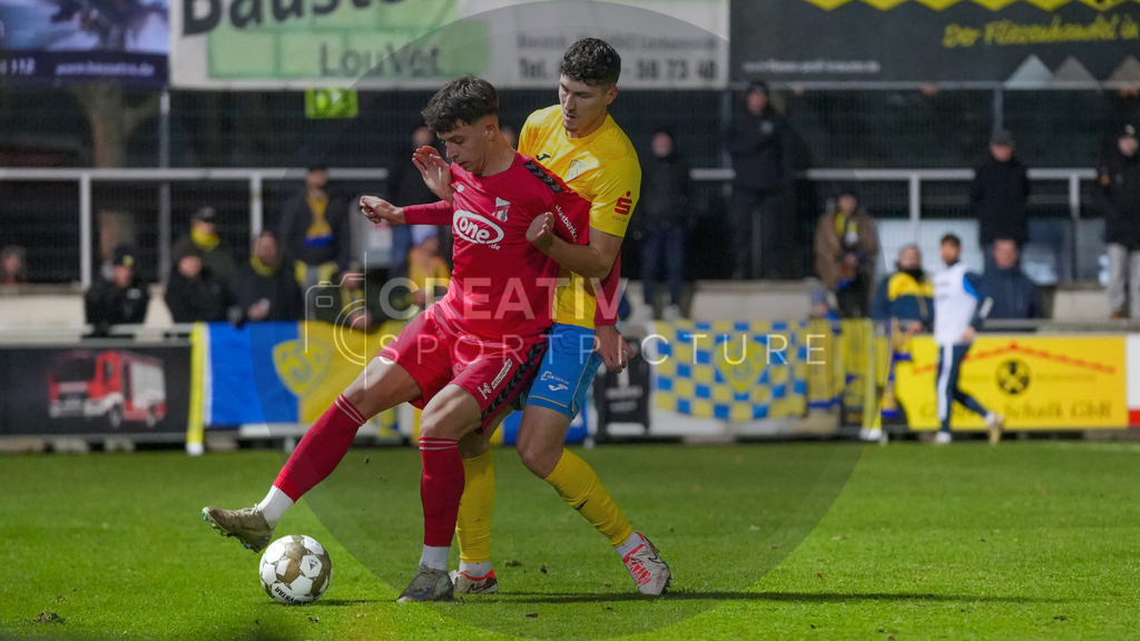 Fußball, Herren, Saison 2025/2026, Regionalliga Nordost, 17. Spieltag, FSV 63 Luckenwalde vs. ZFC Meuselwitz, Freitag 28.11.2025, Werner-Seelenbinder-Stadion Luckenwalde, | Fußball, Herren, Saison 2025/2026, Regionalliga Nordost, 17. Spieltag, FSV 63 Luckenwalde vs. ZFC Meuselwitz, Freitag 28.11.2025, Werner-Seelenbinder-Stadion Luckenwalde, Im Bild: Christoph Pauling (l. Meuselwitz) und Quentin Seidel (r. Luckenwalde) - Realisiert mit Pictrs.com