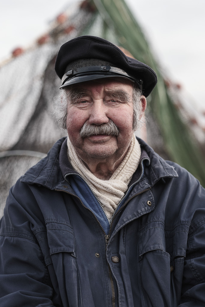 zeitenwende-farbe-02-10 | Jan Lorenz Fischer, Fischer im Ruhestand auf dem Holm in Schleswig an der Schlei. Ab und zu fährt er immer noch gerne zum Fischen auf die Schlei hinaus – ganz entspannt, denn er steht ja nicht mehr unter Erfolgsdruck. - Realisiert mit Pictrs.com
