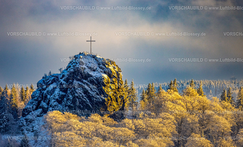 Olsberg231200780BruchhauserSteine | Luftbild, Bruchhauser Steine mit dem Feldstein und Gipfelkreuz, Sehenswürdigkeit in Winterlandschaft, Bruchhausen, Olsberg, Sauerland, Nordrhein-Westfalen, Deutschland
