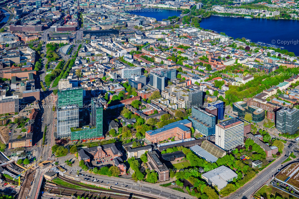 Hamburg_St.Georg_ELS_0937270425 | HAMBURG 27.04.2025 Büro- und Unternehmensverwaltungs Hochhaus- Gebäude zwischen Kolbergstraße und Beim Strohhause an der Straße Steindamm im Ortsteil Sankt Georg in Hamburg, Deutschland. // Office and corporate management high-rise building between Kolbergstrasse and Beim Strohhause on street Steindamm in the district Sankt Georg in Hamburg, Germany. Foto: Martin Elsen