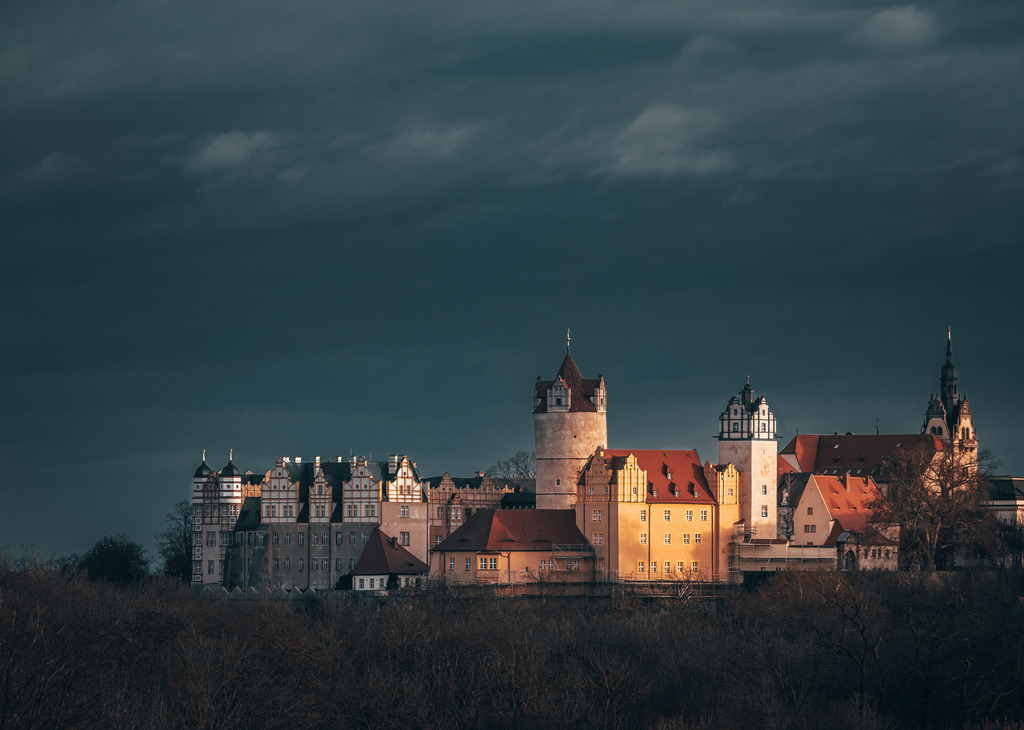 Schloss Bernburg nach dem Regen | Nach einer Sturm- und Regenfront, erstrahlt das Schloss Bernburg in goldenem Licht und mach klar, warum es die Krone Anhalts genannt wird. - Realisiert mit Pictrs.com