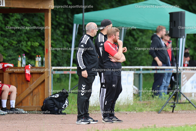 Fußball I Junioren I Kreispokal Lübeck I Finale I JSG Concordia Lübeck - TSV Siems I 09.06.2025.045 | Das Trainerteam um Rene Jeebe (Trainer, TSV Siems).  - Realisiert mit Pictrs.com
