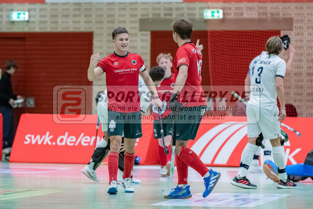 HK_20231216_107403 | 1. Bundesliga Herren  Crefelder HTC - Blau Weiß Köln am 16.12.2023 Sporthalle Glockenspitz, Krefeld , Julius Hayner ( Crefelder HTC #6 ) , van Ehren Christian ( Crefelder HTC #16 )
