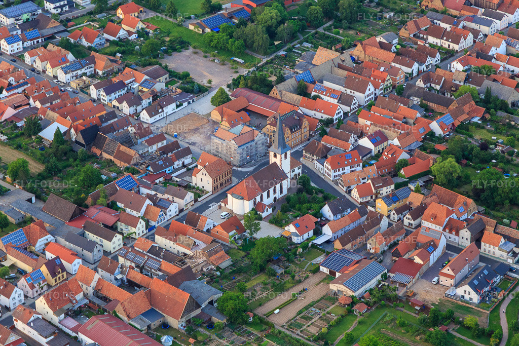 Luftbild: Kirche an der Lange Straße in Ottersheim bei Landau im Bundesland Rheinland-Pfalz in Deutschland. Foto: IMG_100625.jpg vom 01.06.2017 durch Werner Riehm/FLY-FOTO.de