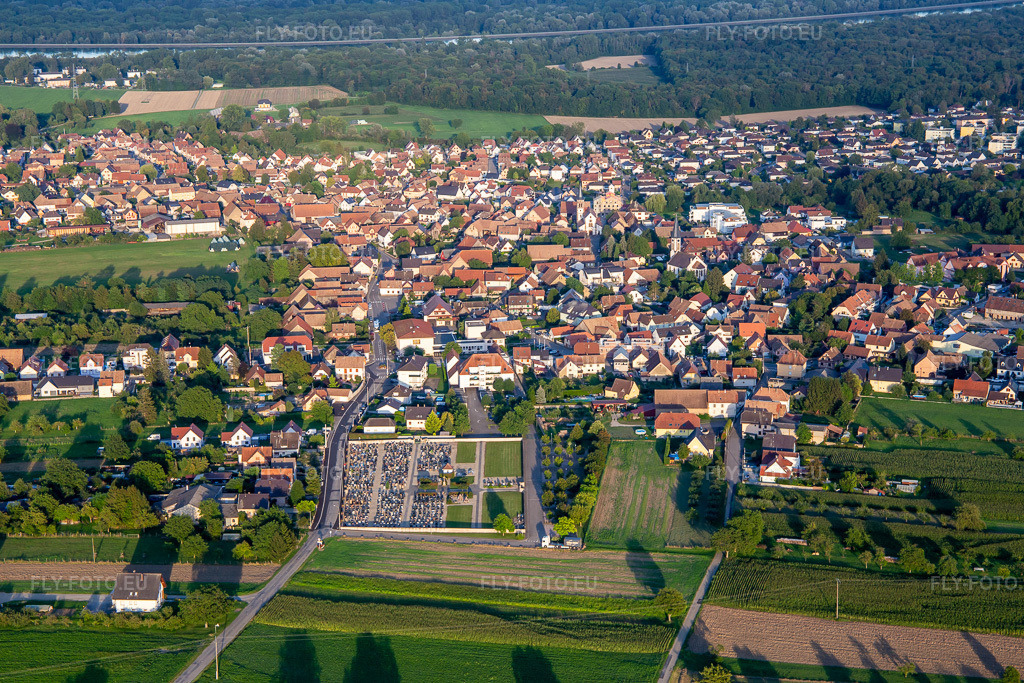 Vue aérienne: Cimetière De Gerstheim à Gerstheim dans le département Bas Rhin, France. Photo: IMG_137913.jpg prise le 18/08/2023 par Werner Riehm/FLY-FOTO.eu – Résolution de l'original: 5405 x 3603 px