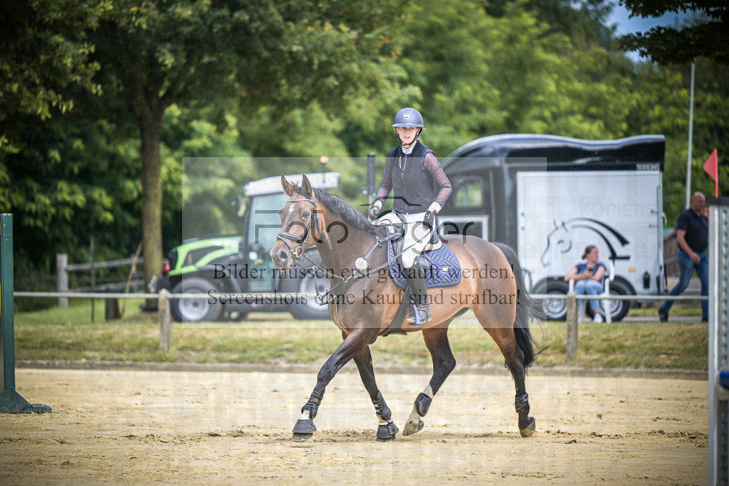 DOS_5644 | Entdecke hochwertige Reitturnierfotos von Foto Oger. Professionell, emotional und authentisch – jetzt Lieblingsmomente im Shop bestellen.Deutschlandweite Turnierfotografie. - Realisiert mit Pictrs.com