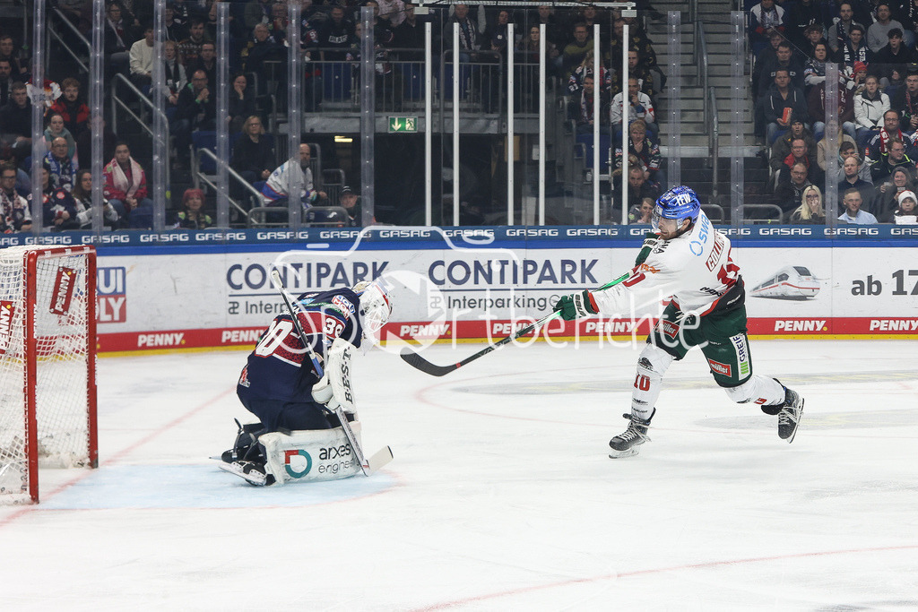Eisbären Berlin - Augsburger Panther | Chris COLLINS (AEV #10) erzielt in dieser Szene den Treffer zum 0-1 / Jake HILDEBRRAND (EBB #30) / Tor