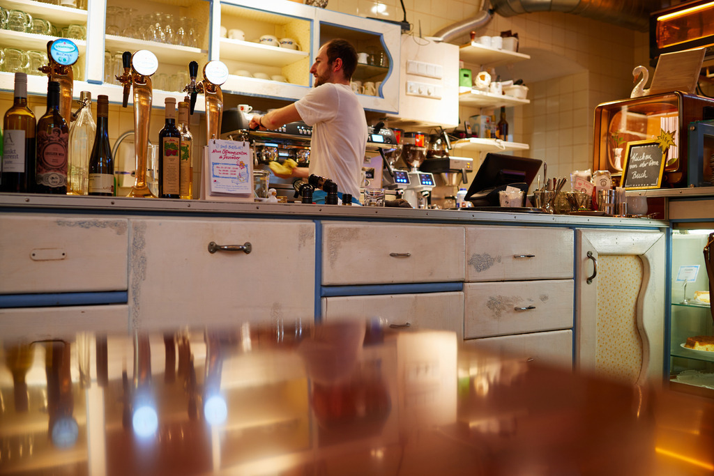 Cafe Vollpension in der Schleifmühlgasse | Wien, Austria - January 24, 2019: Cafe Vollpension in der Schleifmühlgasse, Blick auf die Theke und Kaffeemaschine. - Realisiert mit Pictrs.com