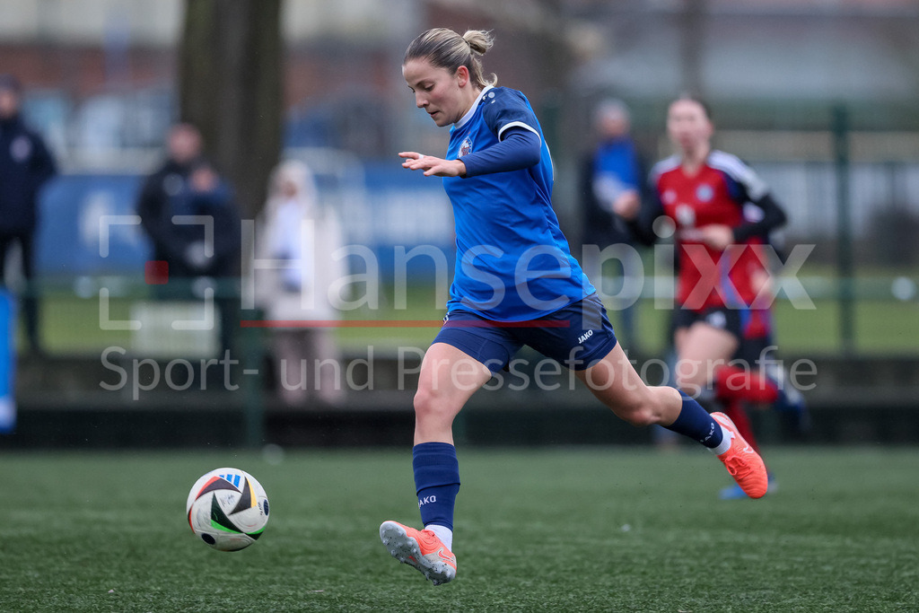 Fussball, Testspiel Frauen, Hamburger SV - 1. FFC Turbine Potsdam | v.li.: Noa Selimhodzic (1. FFC Turbine Potsdam, 50) am Ball, Einzelbild, Ganzkörper, Aktion, Action, Spielszene