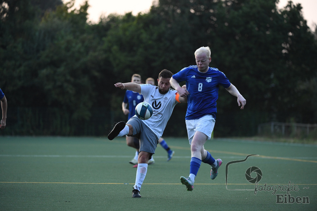 GVO Oldenburg 2-SV GOTANO | Herren Kreisliga; GVO Oldenburg 2 (weiß)-SV GOTANO (blau) am 15.08.2025 in Oldenburg (Sportanlage GVO); Photo: Philip Eiben 2025 - Realisiert mit Pictrs.com