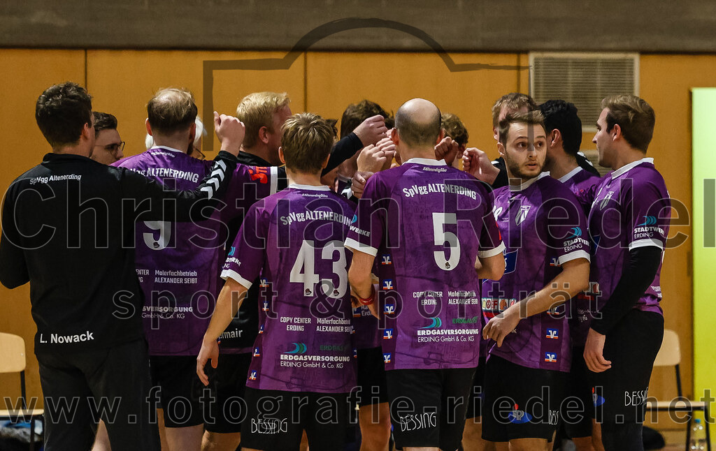 2024-10-20_086_SpVgg_Altenerding_II_gegen_TSV_Taufkirchen-Vils | Erding, Deutschland, 20.10.2024:Handball, Bezirksliga Männer Ost 2024 / 2025, 3. Spieltag, SpVgg Altenerding II gegen TSV Taufkirchen/Vils, Endergebnis: 15:20Julian Kreisig (SpVgg Altenerding, #9), Luca Niklas Hoehl (SpVgg Altenerding, #43), Daniel Sagert (SpVgg Altenerding, #5)Foto: Christian Riedel / fotografie-riedel.net