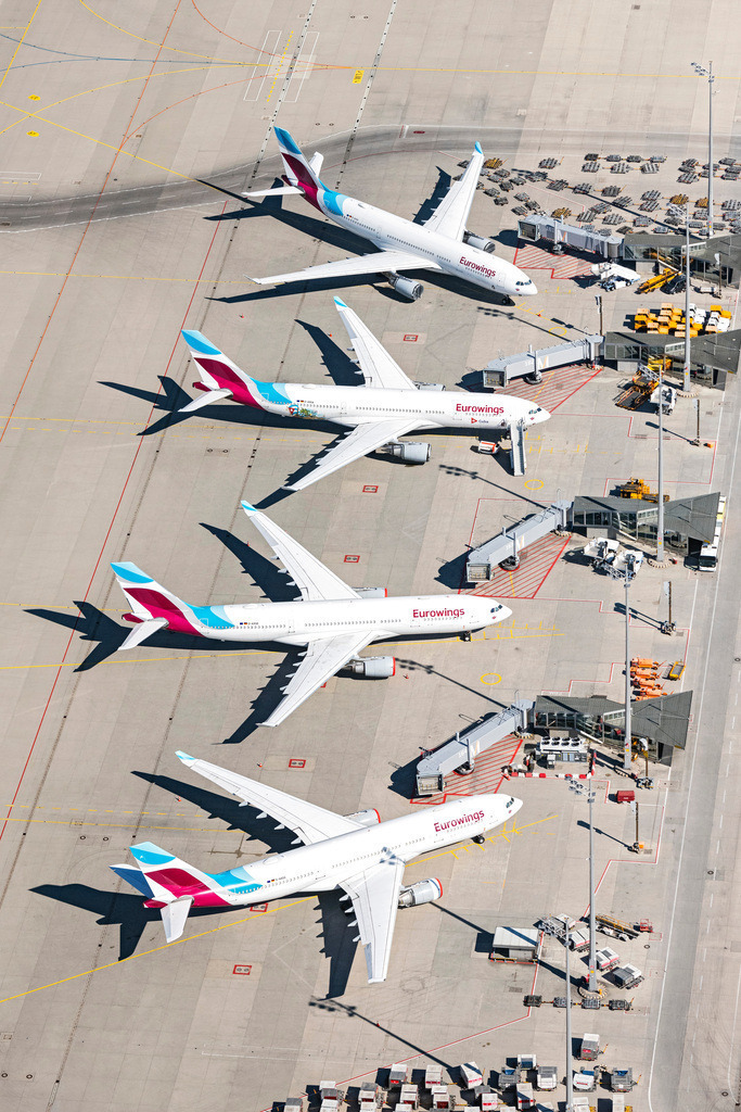 dr__0052135.jpg | MüNCHEN-FLUGHAFEN 23.04.2020 Passagierflugzeuge der Eurowings Langstreckenflotte aufgrund des Corona Lockdowns auf der Parkposition - Abstellfläche auf dem Flughafen in München-Flughafen im Bundesland Bayern, Deutschland. // Passenger airplane of Eurowings Langstreckenflotte in parking position - parking area at the airport in Muenchen-Flughafen in the state Bavaria, Germany. Foto: Daniel Reiter