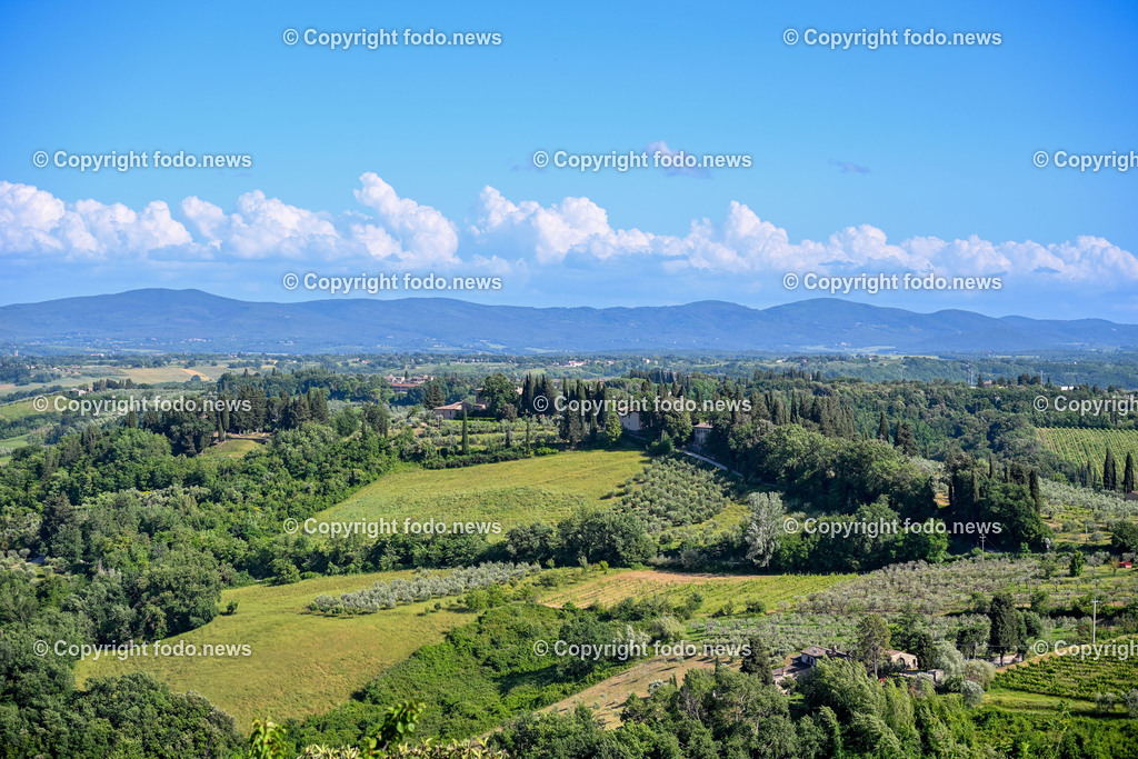 Italien_ Toskana_ San Gimignano_ 31.05.2024-82 | 31.05.2024, Italien, ITA, Toskana, San Gimignano im Bild Stadtansichten Gebäude, Architektur, Touristen, Historisch, Souvenir, Ansichten der berühmten Stadt San Gimignano in der Toskana-Italien - View of the famous town San Gimignano in Tuscany-ItalySan Gimignano ist eine italienische Kleinstadt in der Toskana mit einem mittelalterlichen Stadtkern. San Gimignano wird auch die Stadt der Türme genannt. Die Stadt liegt in der Provinz Siena. Sie gehört neben Florenz, Siena und Pisa zu den von Touristen meist besuchten Zielen in der Toskana.