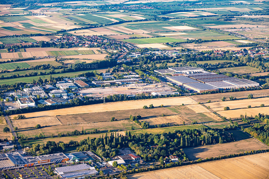 Luftbild: Bauarbeiten an der Baustelle für das neue Logistikzentrum von Cain International durch den Projektentwickler NVELOP in Landau in der Pfalz im Bundesland Rheinland-Pfalz in Deutschland. – Foto: IMG_158527.jpg vom 07.08.2026 durch Werner Riehm/FLY-FOTO.de – Auflösung des Originals: 6000 x 4000 px – About Cain — Cain – NVELOP - Logistics, industrial and data centre properties