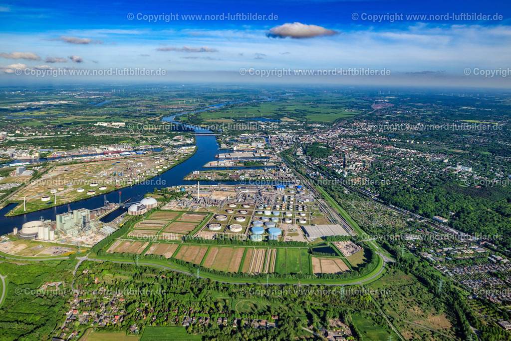 Hamburg_Moorburg_Holborn_Europa_Raffinerie_GmbH_ELS_0128070524 | HAMBURG 07.05.2024 Raffinerie- Anlagen und Leitungssysteme auf dem Werksgelände des Mineralöl- Produzenten " HOLBORN Europa Raffinerie GmbH " in Hamburg - Harburg, Deutschland. Weiterführende Informationen bei: HOLBORN Europa Raffinerie GmbH. // Refinery equipment and management systems on the factory premises of the mineral oil manufacturers " HOLBORN Europa Raffinerie GmbH " in Hamburg - Harburg, Germany. Further information at: HOLBORN Europa Raffinerie GmbH. Foto: Martin Elsen