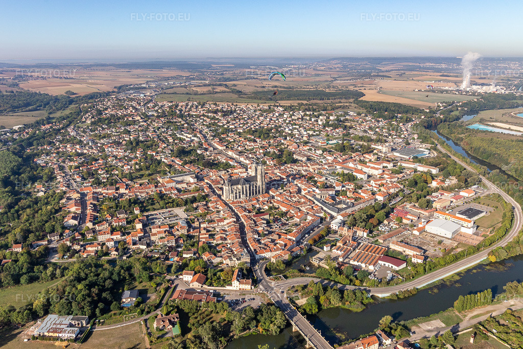 Vue aérienne: Vieille ville et centre-ville à Saint-Nicolas-de-Port dans le département Meurthe et Moselle, France. Photo: IMG_118212.jpg prise le 15/09/2019 par Werner Riehm/FLY-FOTO.eu – Résolution de l'original: 5211 x 3474 px