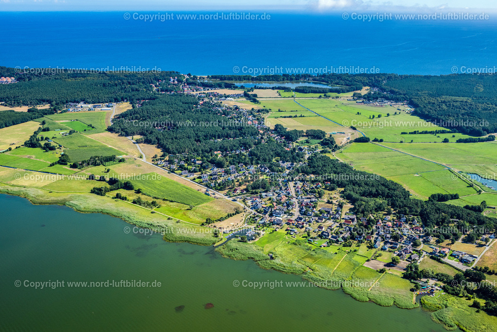 Loddin_Usedom_ELS_7524100822 | SEEBAD LODDIN 10.08.2022 Ortskern am Uferbereich des Achterwassers in Loddin auf der Insel Usedom im Bundesland Mecklenburg-Vorpommern, Deutschland. Weiterführende Informationen bei: Kurverwaltung Loddin. // Village on the banks of the area lake of Achterwassers in Loddin on the island of Usedom in the state Mecklenburg - Western Pomerania, Germany. Further information at: Kurverwaltung Loddin. Foto: Martin Elsen