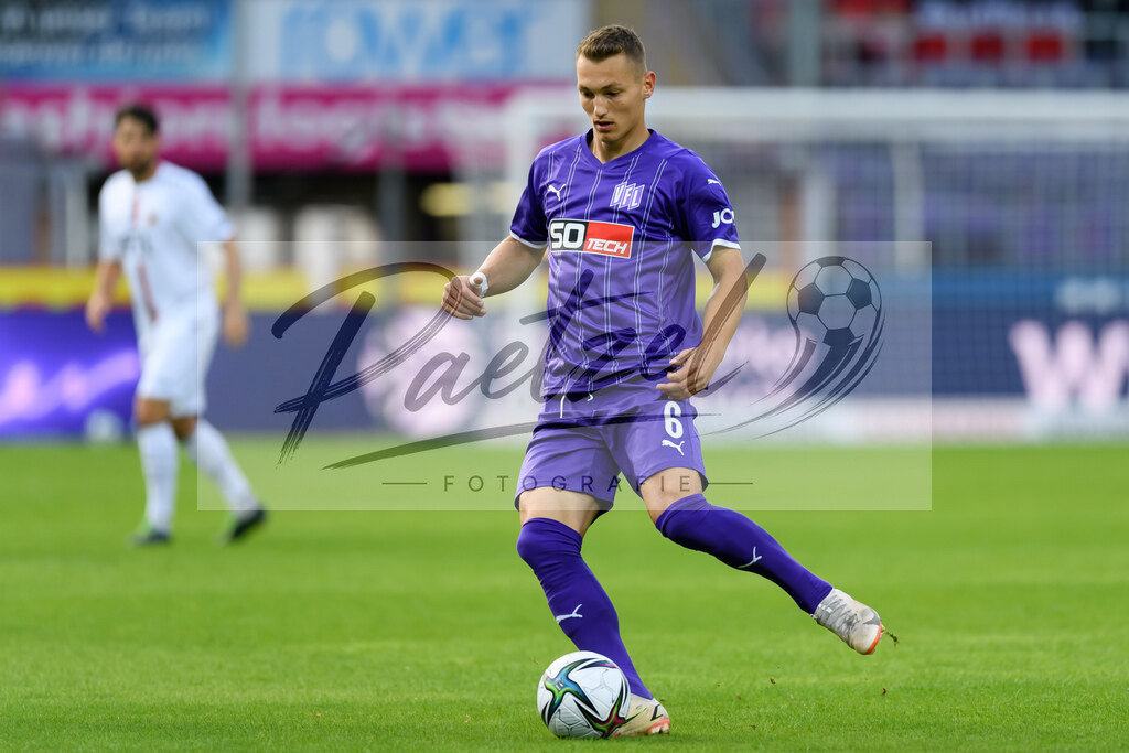 OSNVKO2021090620210906_124 | Fussball, Herren: Sven Koehler (VfL Osnabrueck) in Aktion, am Ball, Einzelaktion beim Spiel der 3. Liga zwischen VfL Osnabrueck und FC Viktoria Koeln im Stadion an der Bremer Bruecke am 06.09.2021 in Osnabrueck, Deutschland.DFB / DFL REGULATIONS PROHIBIT ANY USE OF PHOTOGRAPHS AS IMAGE SEQUENCES AND/OR QUASI-VIDEO. - Realisiert mit Pictrs.com