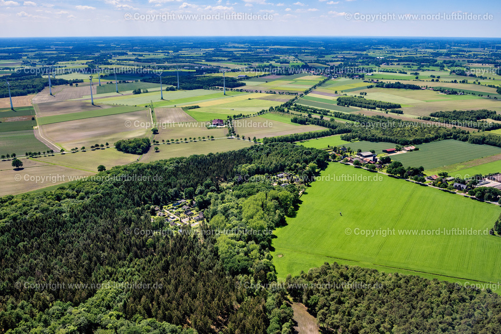 Ahrensmoor_Ost_ELS_7144030622 | AHLERSTEDT 03.06.2022 Ortsansicht der Straßen und Häuser der Wohngebiete in Ahrensmoor Ost im Bundesland Niedersachsen, Deutschland. // Town View of the streets and houses of the residential areas in Ahrensmoor Ost in the state Lower Saxony, Germany. Foto: Martin Elsen