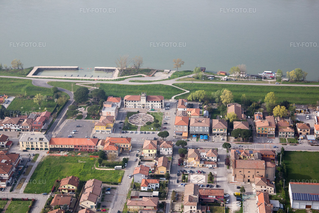 Vue aérienne: Vue de la ville à Ca' Tiepolo dans le département Vénétie, Italie – .Photo: IMG_087278.jpg prise le 05/04/2016 par Werner Riehm/FLY-FOTO.eu – Résolution de l'original: 5472 x 3648 px