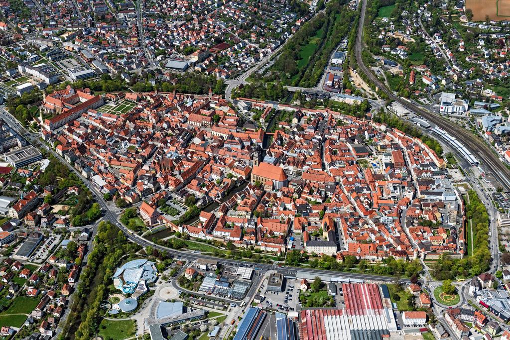 dr__0102620.jpg | AMBERG 04.05.2023 Stadtansicht des Innenstadtbereiches mit der Basilika St. Martin am Marktplatz in Amberg im Bundesland Bayern, Deutschland. // Down town area with of Basilika St. Martin on place Marktplatz in Amberg in the state Bavaria, Germany. Foto: Daniel Reiter