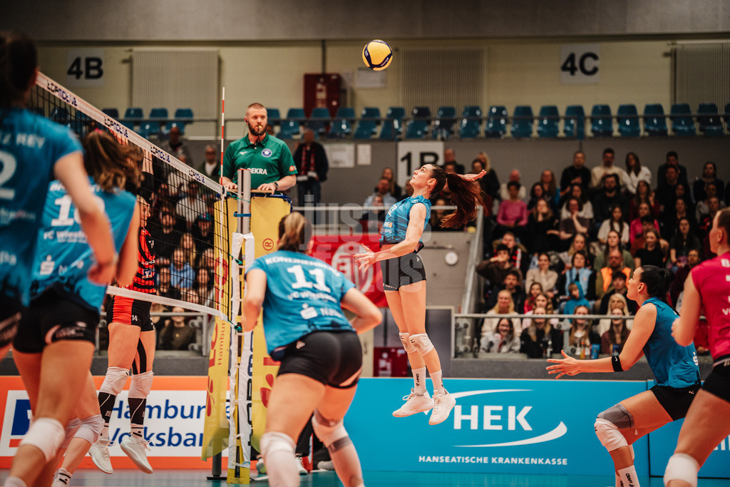 Volleyball | Frauen | Saison 2025/2026 | Volleyball Bundesliga | ETV Hamburger Volksbank Volleys vs. VC Wiesbaden | 14.03.2026 | Jimena Fernandez Gayoso (#22, VC Wiesbaden) beim Angriff