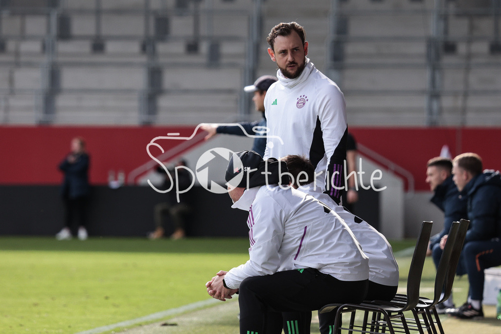 FC Bayern München U19 - TSG 1899 Hoffenheim U19 | FCB Trainer Rene MARIC in Aktion