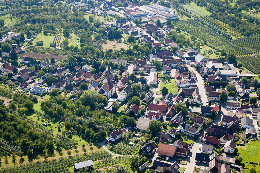 Luftbild: Ortsansicht der Straßen und Häuser der Wohngebiete im Ortsteil Mösbach in Achern im Bundesland Baden-Württemberg in Deutschland. Foto: IMG_31518.jpg vom 09.08.2010 durch Werner Riehm/FLY-FOTO.de
