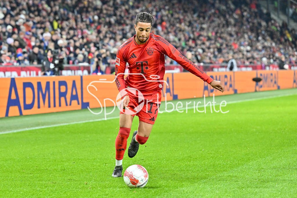Augsburger Panther - EC VSV | am Ball Michael OLISE (FC Bayern Muenchen 17) / Freisteller / Einzelfoto / Testspiel: RB Salzburg - FC Bayern Muenchen, Red Bull Arena am 06.01.2025