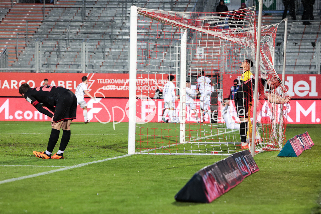 FC Würzburger Kickers - FC Bayern Amateure | Feud und Leid soweit beieinander / Jubel der Bayern nach dem Ausgleich in letzter Minute durch Frans KRAETZIG (FCB #29)