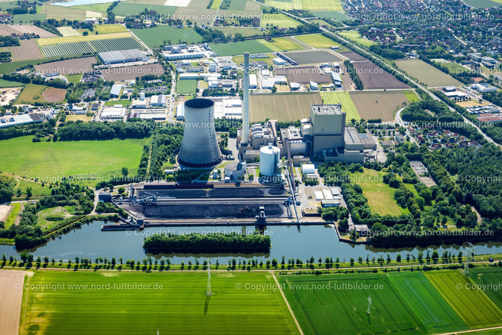 Petershagen_Kraftwerk_Heyden_ELS_4791050623 | PETERSHAGEN 05.06.2023 Kraftwerksanlagen und Abgas- Türme des Kohle- Heizkraftwerkes des Kraftwerk Heyden in Petershagen im Bundesland Nordrhein-Westfalen. Weiterführende Informationen bei: Uniper SE. // Power plants and exhaust towers of coal thermal power station in Petershagen in the state North Rhine-Westphalia. Further information at: Uniper SE. Foto: Martin Elsen