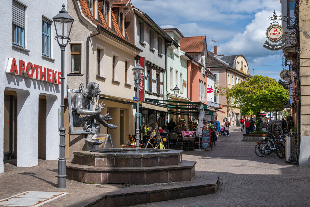 Radolfzellbilder_0368 | Der Kappedeschle Brunnen mit Brunnenfigur in der Altstadt von Radolfzell - Realisiert mit Pictrs.com