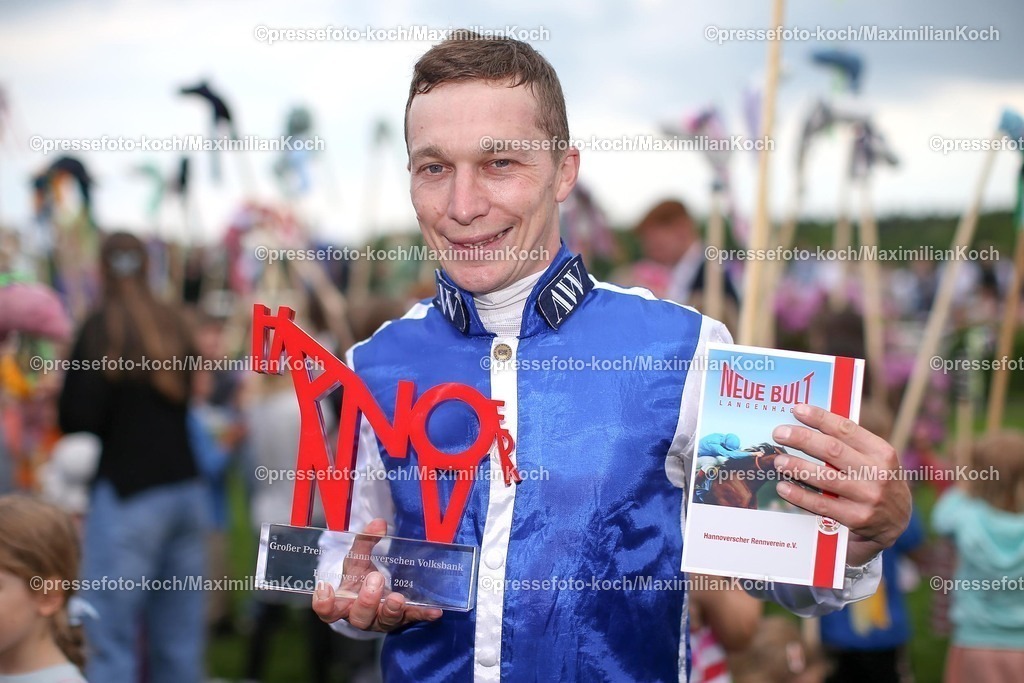 Han20052498007 | Havana Ball siegt unter Luke Morris im GP der Hannoverschen Volksbank, Listenrennen am 20.05.2024 Renntag in Hannover. Copyright by Marc Ruehl - Veroeffentlichung nur gegen Honorar (zzgl.MwSt), Namensnennung und Beleg, Bank Routing Number: BIC GENODED1PAF, Bank Account Number: IBAN DE04 3706 2600 1201 6180 17, Steuer-Nr.: 203/5266/0306, Ust_Id_Nr.: De 122081417, Zur Gaulshuette 29, 50181 Bedburg, Phone: +49-(0)2272-83351, www.marcruehl.com, info@marcruehl.com, No Model Release, Abtretung von Persoenlichkeitsrechten der abgebildeten Person/Personen liegen nicht vor. Speichern in Bilddatenbanken oder Vervielfaeltigung ist ohne schriftliche Genehmigung nicht gestattet.