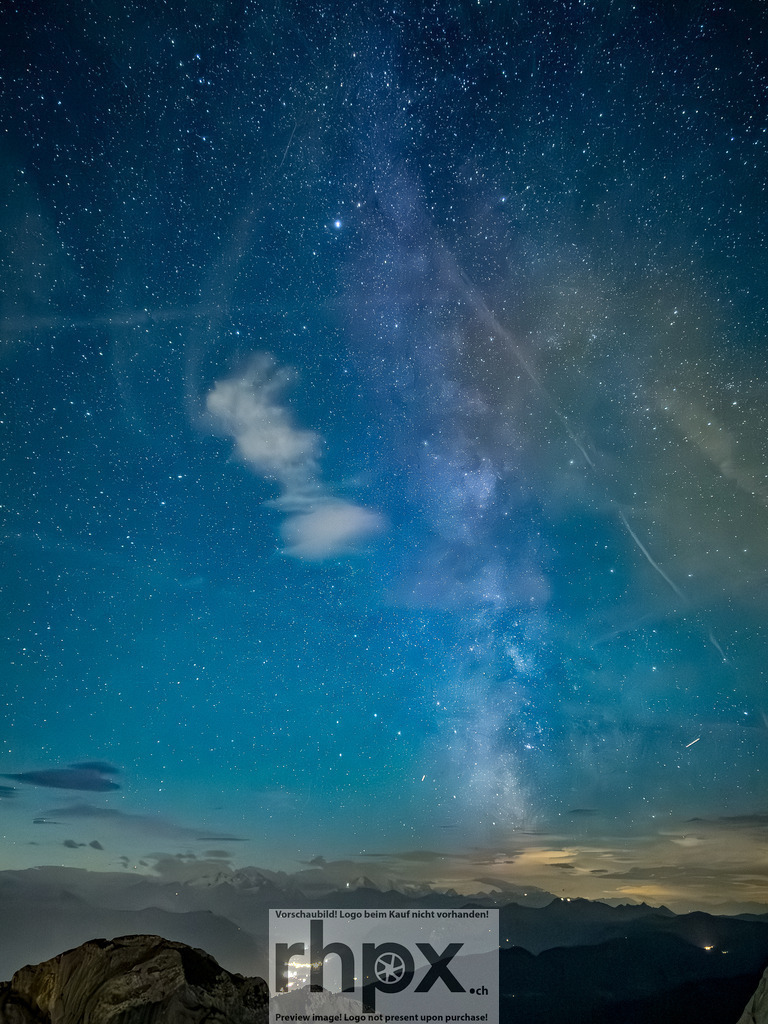 Astronomieabend am Pilatus / Astronomy Evening at Pilatus | <p><strong>Kosmos. Licht. Staunen.</strong></p>
<p>Unter dem weiten Sternenzelt auf dem Pilatus versammeln sich Begeisterte, um in die Tiefen des Universums zu blicken. </p>

<br>
<p><strong>Cosmos. Light. Wonder.</strong></p>
<p>Under the vast starry canopy on Mount Pilatus, enthusiasts gather to gaze into the depths of the universe.</p> - Realisiert mit Pictrs.com