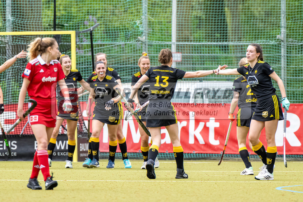 HK_20240407_100145 | 1. Bundesliga Hockey Damen Rot-Weiss Köln - Harvestehuder THC am 7.4.2024 Rot-Weiss Köln, Köln , Martin Pelegrina Teresa ( Harvestehuder THC #13 ) , Maren Kiefer ( Harvestehuder THC #44 ) , Daria Buchta ( Harvestehuder THC #24 )