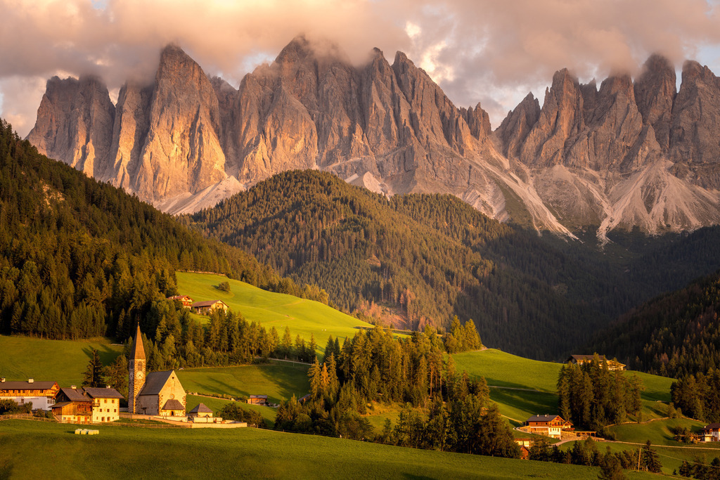 St. Magalena Villnösstal  mit den Geisslerspitzen | <div id="allefotografen-seal-verified-green"></div><script src="https://www.allefotografen.de/956728/seal-verified-green/seal.js" async="async"></script> - Realisiert mit Pictrs.com