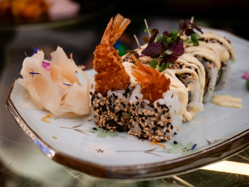 2022-12-17sig280bap | Ludwigsburg - Lokaltermin / Tafelspitze  Mamasaki  - hier gibts Sushi und Tapas Im Bild: Uramaki Ebi - Realisiert mit Pictrs.com
