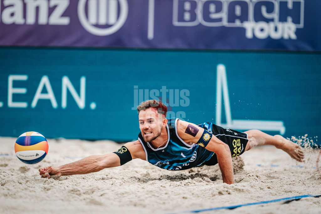 Beachvolleyball | Frauen | German Beach Tour 2024 | Tourstop Düsseldorf | 17.05.2024 | Jonas Sagstetter springt nach dem Ball