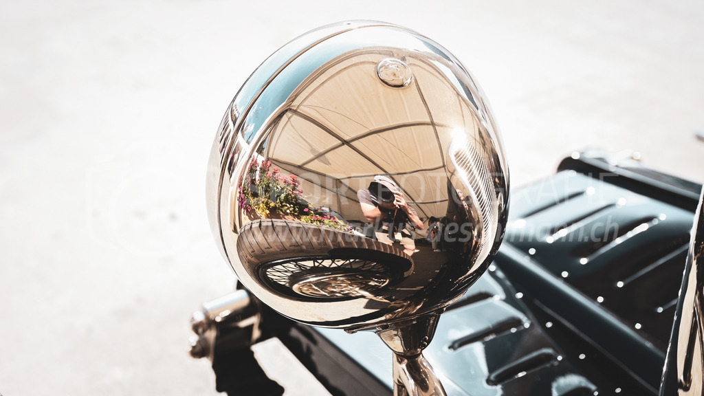 19. Arosa ClassicCar 2023 - 3. September 2023 | 19. Arosa ClassicCar 2023
Arosa, Schweiz
Wo ist der Fotograf? Spiegelung im Scheinwerfer des Alvis 12/70 Sport Special, Jahrgang 1938, von Jäger Harry aus Weisslingen (Startnummer 118).
@arosaclassiccar, @arosa.official, #arosaclassiccar, #arosa, #76curves, #classiccar
Bild: Sportfotografie Markus Aeschimann | www.markus-aeschimann.ch - Realisiert mit Pictrs.com