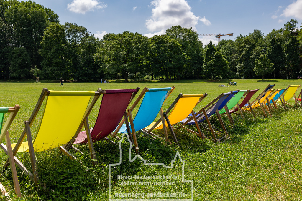 Wiesen Biergarten Nürnberg | Der Biergarten Wöhrder Wiese ist eine grüne Oase mitten in der Stadt. Zahlreiche bequeme Liegestühle laden Besucher dazu ein, sich zu entspannen und die Sonne zu genießen. - Realisiert mit Pictrs.com