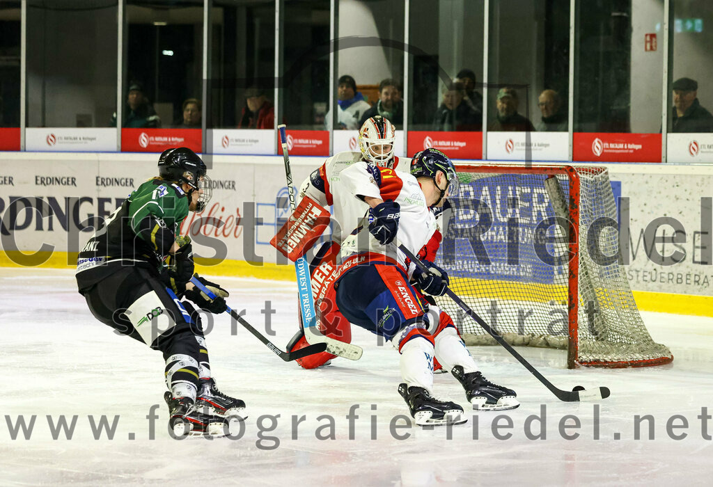 2023-02-19_075_TSV_Erding_gegen_VfE_Ulm-Neu-Ulm | Erding, Deutschland, 19.02.2023:
Eishockey, Bayernliga Meisterrunde Gruppe B 2022 / 2023, 5. Spieltag, TSV Erding gegen VfE Ulm/Neu-Ulm, Endergebnis: 

Michael Franz (Erding Gladiators, #13), Torwart David Heckenberger (VfE Ulm/Neu-Ulm e. V., #3)

Foto: Christian Riedel / fotografie-riedel.net