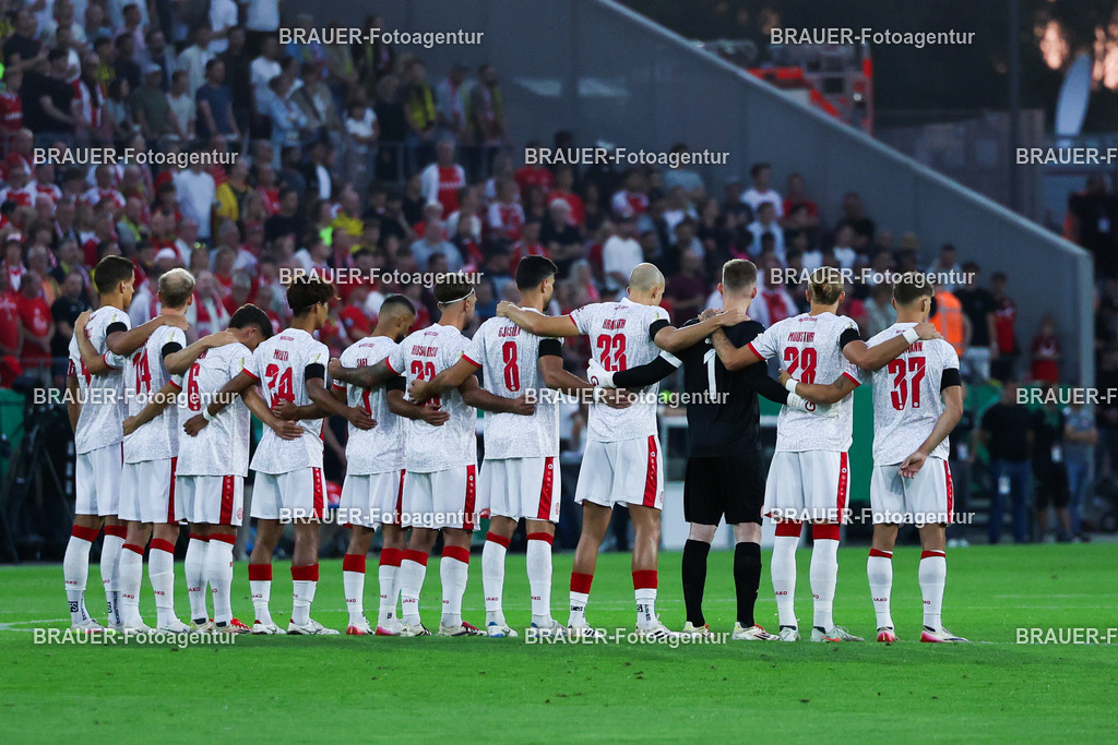 Rot-Weiss Essen - Borussia Dortmund | Essen, Deutschland, 18.08.2025Schweigeminute vor dem Spiel während des DFB Pokal Spiels zwischen Rot-Weiss Essen- Borussia Dortmund im Stadion an der Hafenstraße am 18.08.2025 in Essen. (Foto von Timo Bluhmki-Schmidt/Brauer Fotoagentur