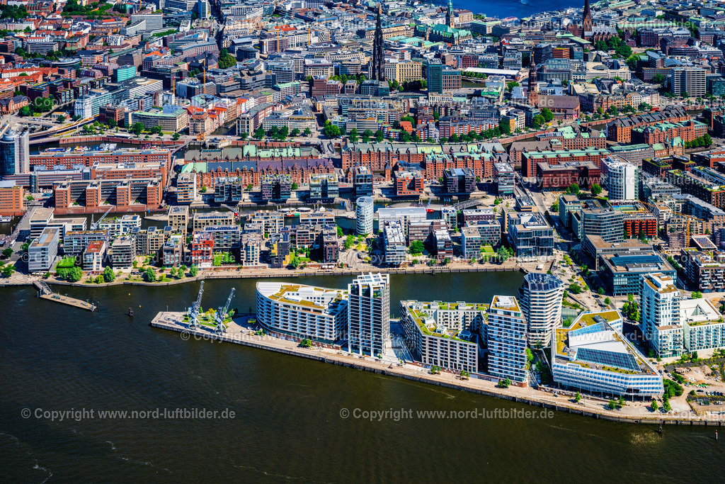 Hamburg_Strandkai_Hafencity_ELS_0405200625 | HAMBURG 20.06.2025 Marco-Polo-Tower mit den Marco Polo Terassen am Strandkai in Hamburg. Die Gebäude sind die ersten Projekte auf dem Strandkai, einem Teilquartier der HafenCity. // Marco Polo Tower with the Marco Polo Terraces at Strandkai in Hamburg. The buildings are the first projects on Strandkai, a part of HafenCity. Foto: Martin Elsen