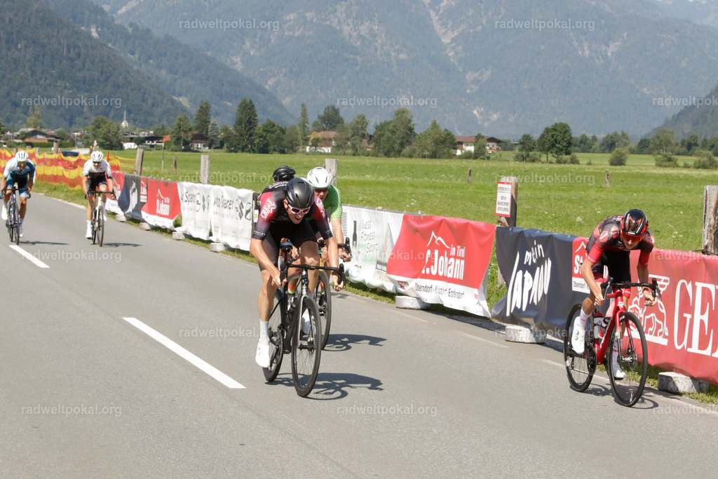 1155_20230817_Bewerb_Maenner_Muehlanger | AUT - OESTERREICH, 2023-08-16: SPORT RENNRAD-FAHREN - 55. INTERNATIONALER RADWELTPOKAL IN ST. JOHANN IN TIROL  - Vintage-Radrennen mit WM-Bronze-Medaillen-Siegerin Christina Schweinberger, den Teilnehmer und Alexander Baumann (vom Orginastions-Team) - TAG 2 BEWERB MAENNER IN SECHS GRUPPEN  ; Foto: Roland Muehlanger
